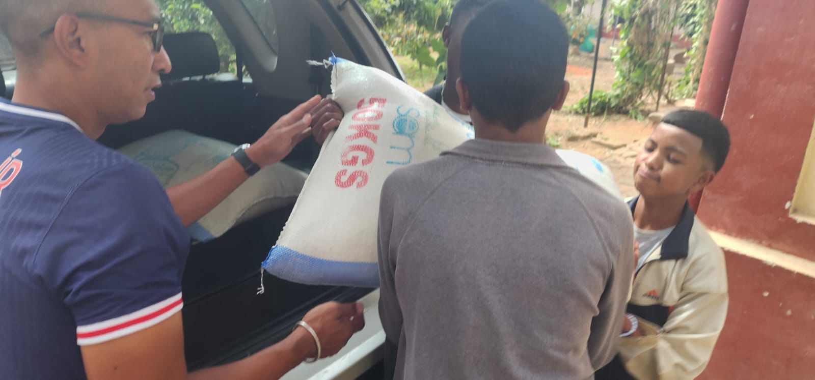 Distribution de sacs de riz à l’orphelinat des Paulins